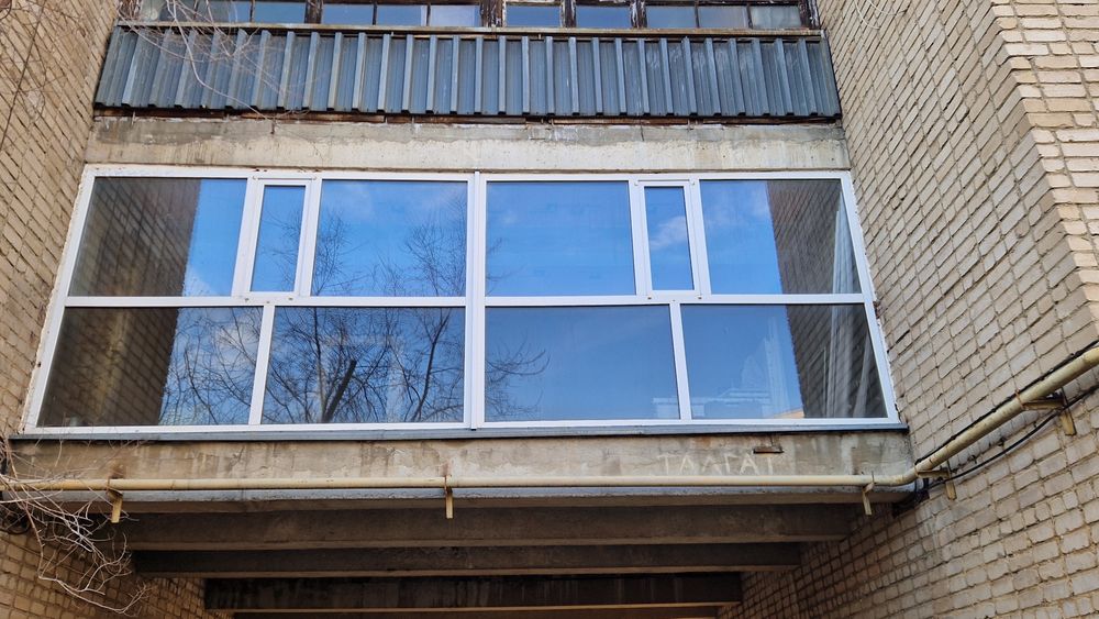 Продам б/у пластиковые двери, витраж