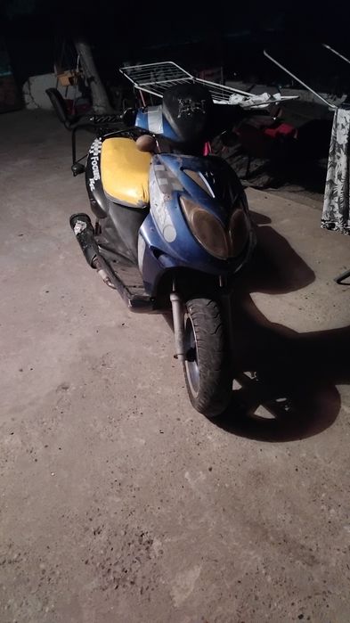 Se vinde un scuter de 49 cc
