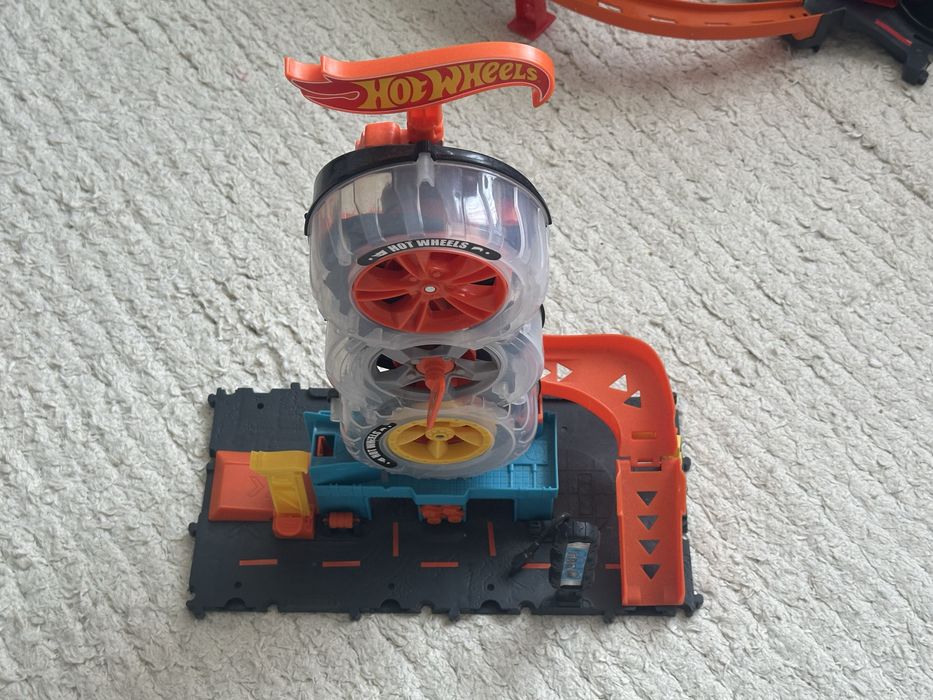 7 комплекта Hot Wheels – Ultimate Garage, T-Rex, дракони и писти