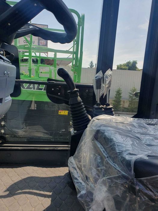 Vand stivuitoare 4x4 de 3,5T si 5T