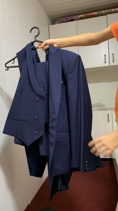 Kostyum shim bir marta kiyilgan