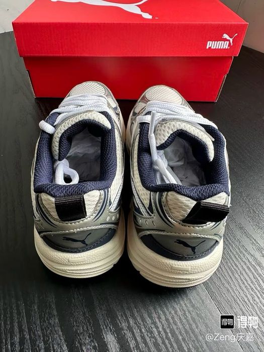 Спортивные кроссовки