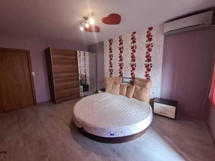 Дава се под наем Тристаен апартамент в София, Изток - 113 кв.м за 699 € - Снимка #1