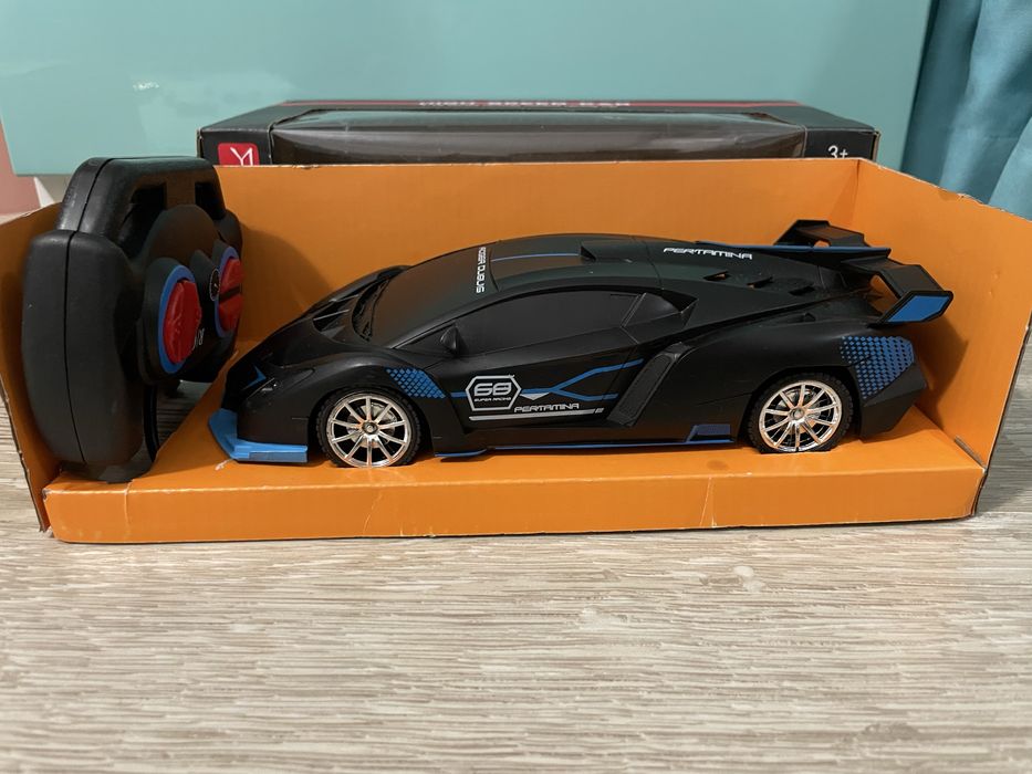 Нови червена и черна  количка с дистанционно