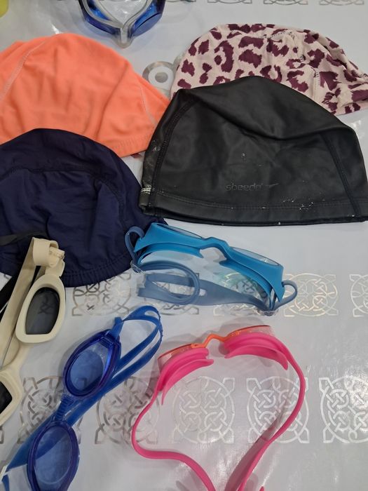 Спортивные очки и шапочки для бассейна.