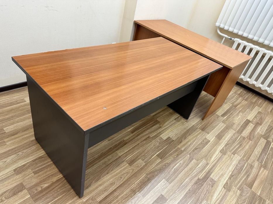 Продам большие письменные столы