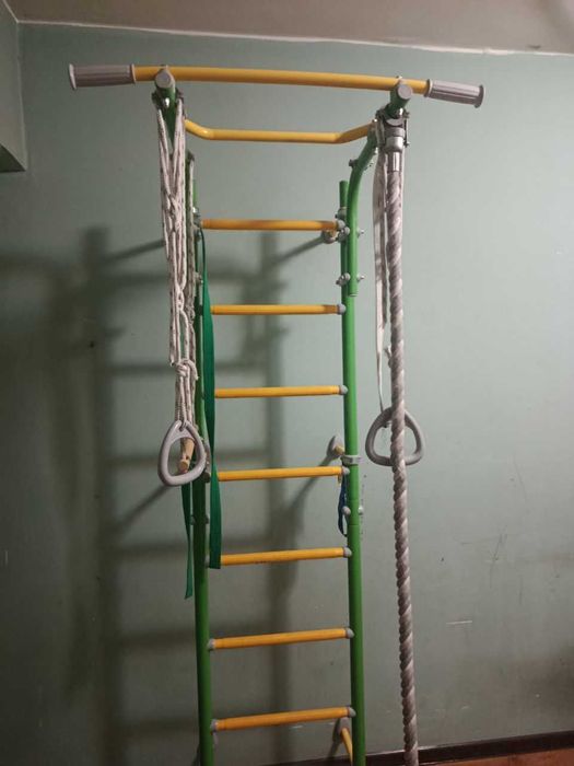 Шведская спортивная стенка.