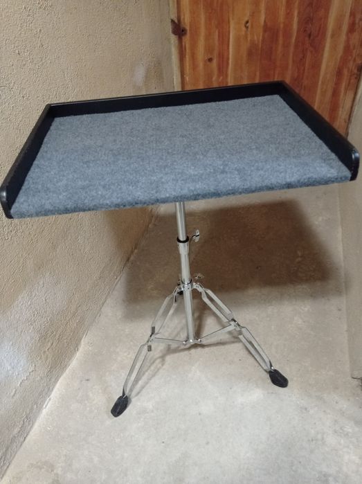 Маса за сцена-перкусии, лаптопи, диджей