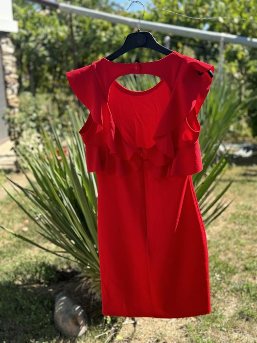 Къса Червена рокля с ефектен гръб с къдрици