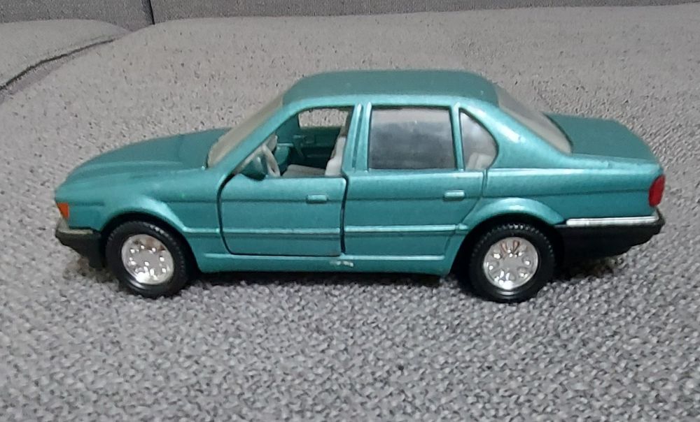 VÎND MACHETĂ BMW  750 iL de colecție din metal