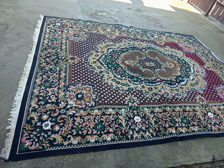 Продам ковёр размер 3 на 2 .