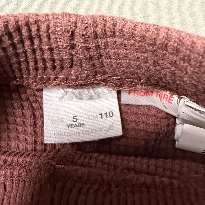 Pantaloni scurți gofrați pentru băieți de la Zara, mărimea 5 ani, 110 cm