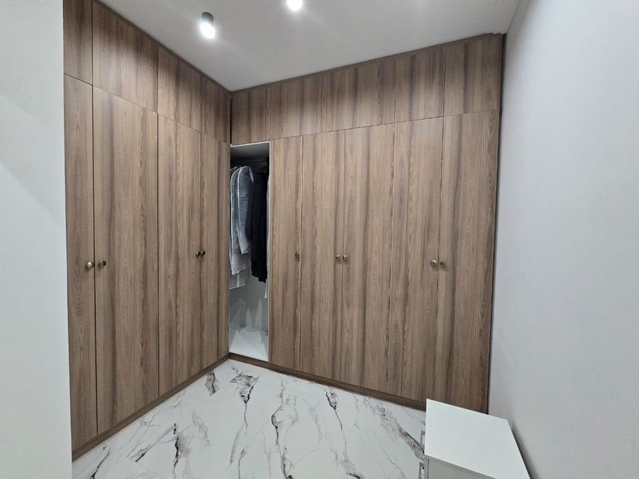 Шкаф для гардеробной комнаты.