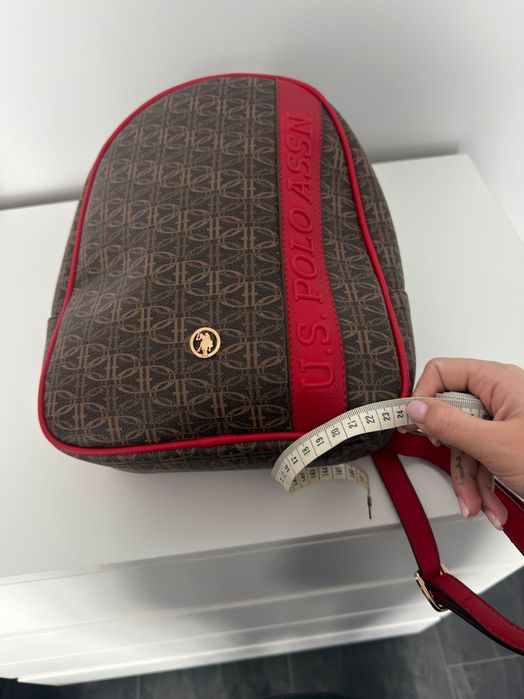 Раничка U.S. Polo Assn., модел Ranac US21626 в тъмнокафяв цвят с червени детайли