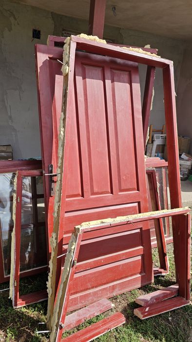 Uși si ferestre cu geam si feronerie