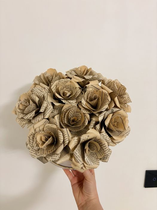 Aranjament floral handmade din foi de carte