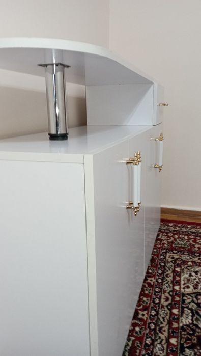 Kiyimlar uchun mebel. Ustki qismi esa dazmol uchun