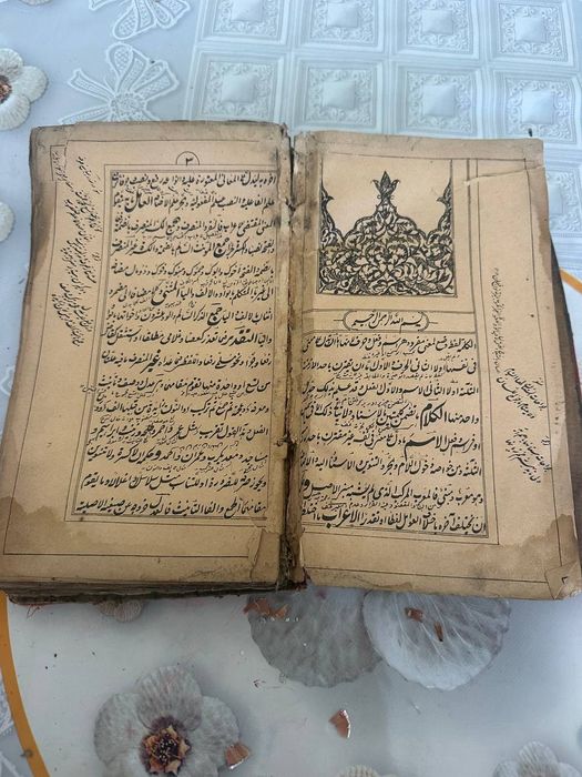 Qadimiy antikvar kitob sotiladi
