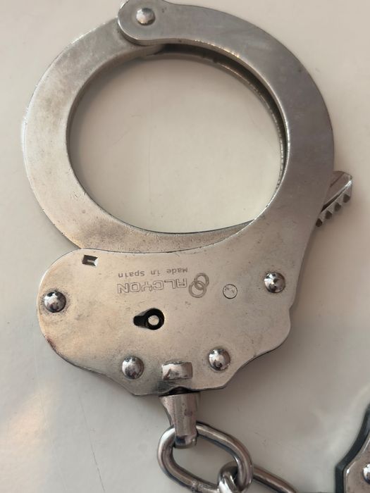 Комплект с Белезници