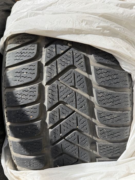 Vând 4 anvelope Pirelli iarna M+S  225 /50r17