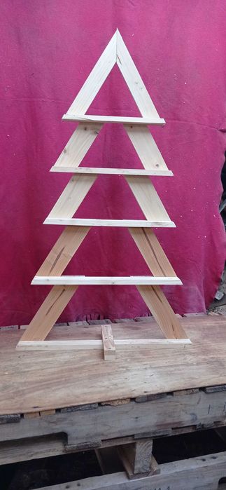 Ръчно изработени дървени елхички