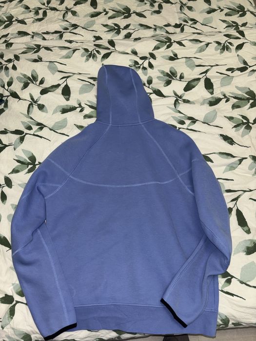 Продавам тъмно син tech fleece