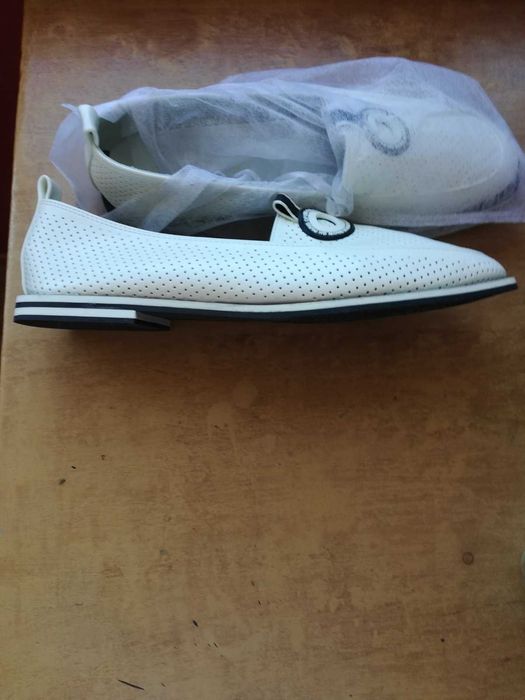 Бели обувки с перфорация
