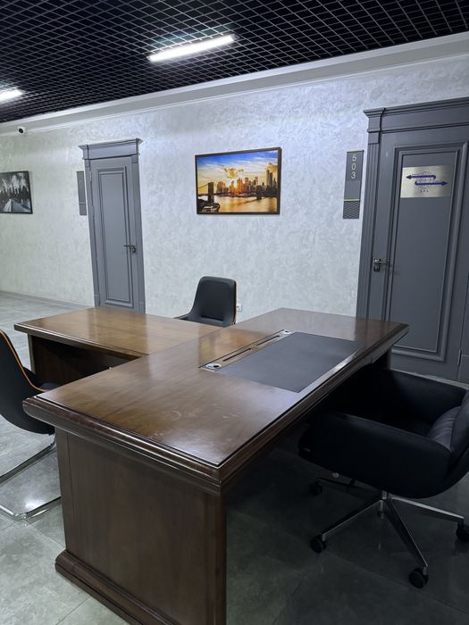 Direktorskiy stol va stullar sotiladi.  Продаётся директорский стол