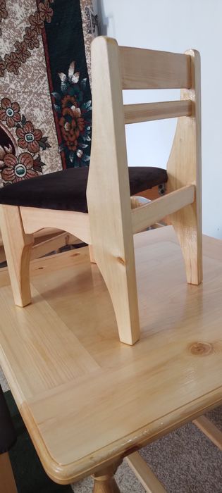 Yosh bolalar uchun stol va stullar