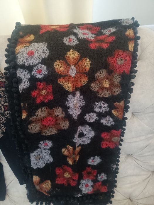 Vesta tip cardigan , sal cu aplicatii manuale cadou