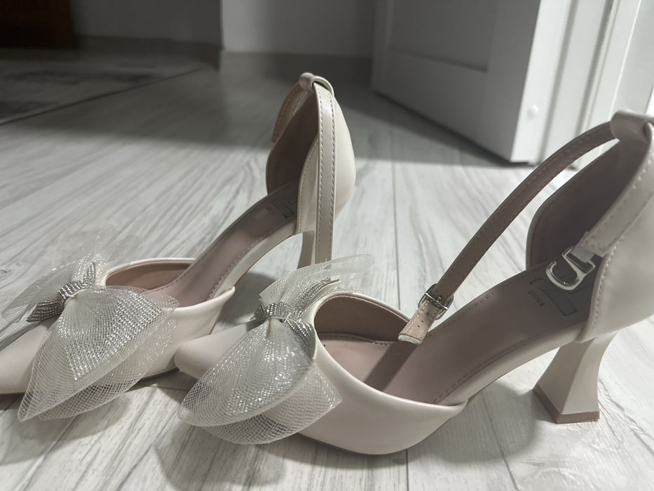 Нарядные туфли с бантом и стразами (р. 34)