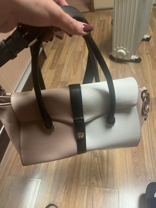 Оригинална чанта на Guess