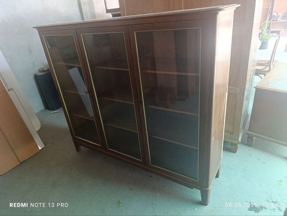 Продам старый книжный шкаф