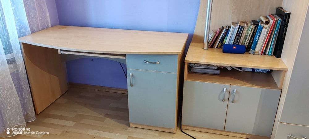 Стилни бюро и гардероб