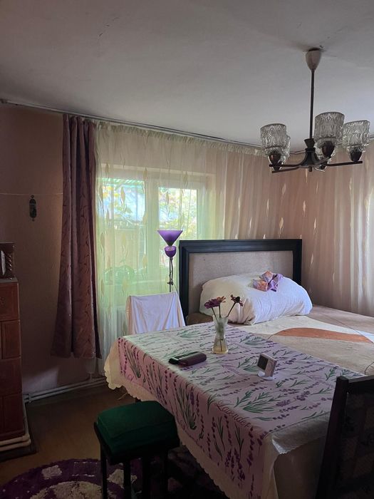 Casa si teren de vanzare Albota. Casa are 93 mp si curtea 1428mp. Gradina are 1452mp.