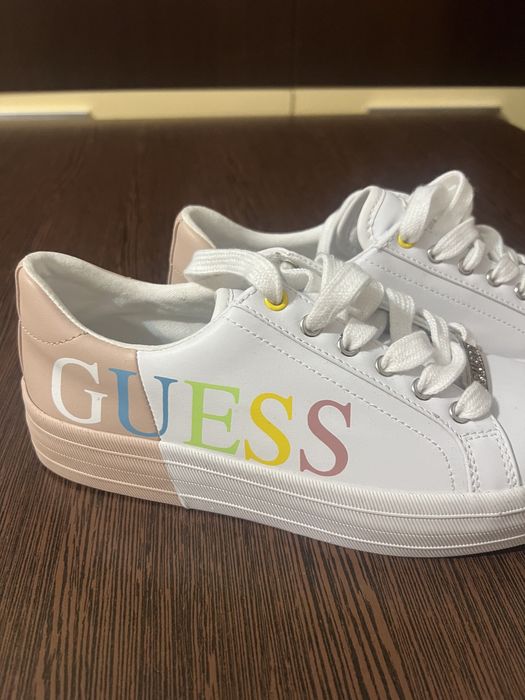 Adidași sport, Guess