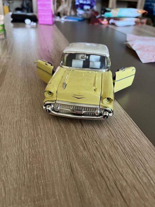 Продавам метална количка CHEVY BEL AIR 1957 1/24