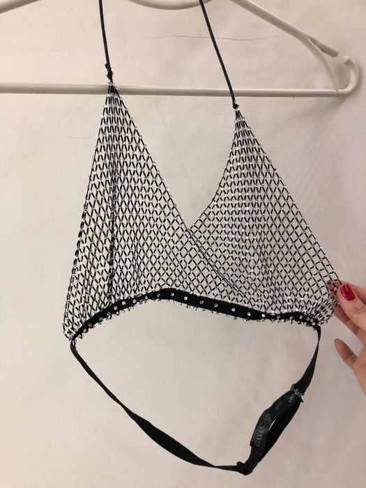 top din plasă cu pietre