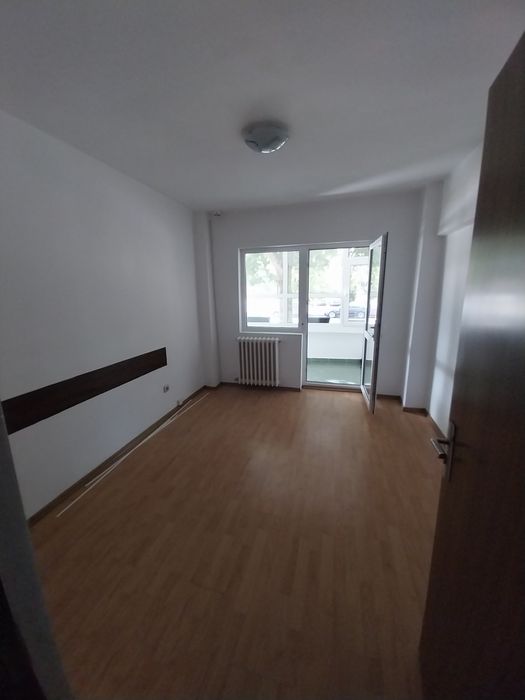 Închiriez spațiu exclusiv pentru birouri, situat la parter, cu intrare din Bd. Matei Basarab, vizavi de Mănăstirea „Sf. Mihail și Gavril", Slobozia.