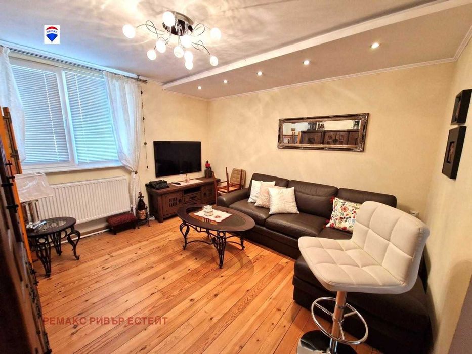 Втори етаж от къща за продажба кв. Родина 2