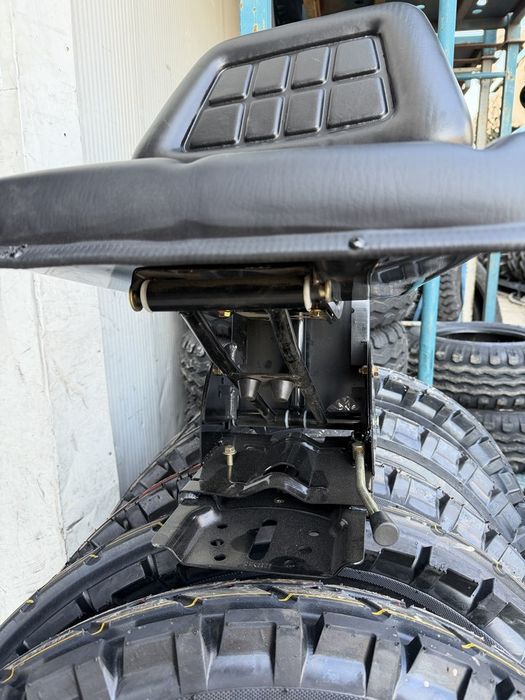 Scaun universal negru cu reglaj triplu si amortizor pentru tractor U-445