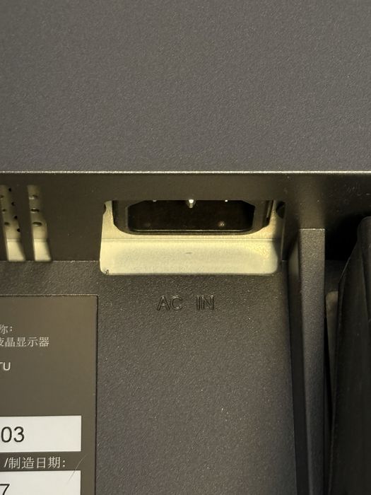 Monitor ASUS patrat