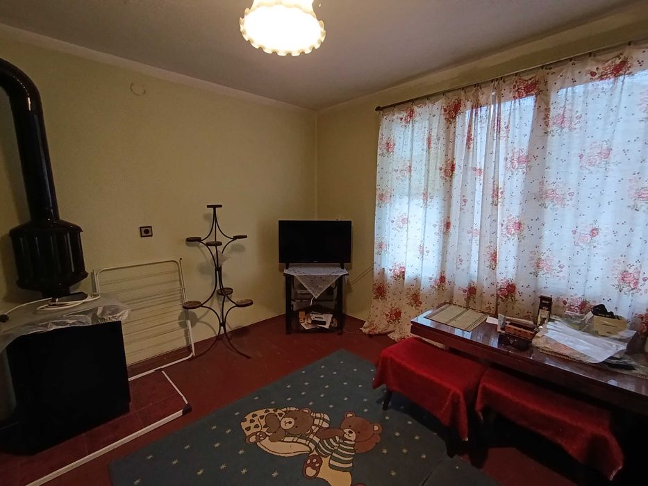 двуетажна къща с гараж