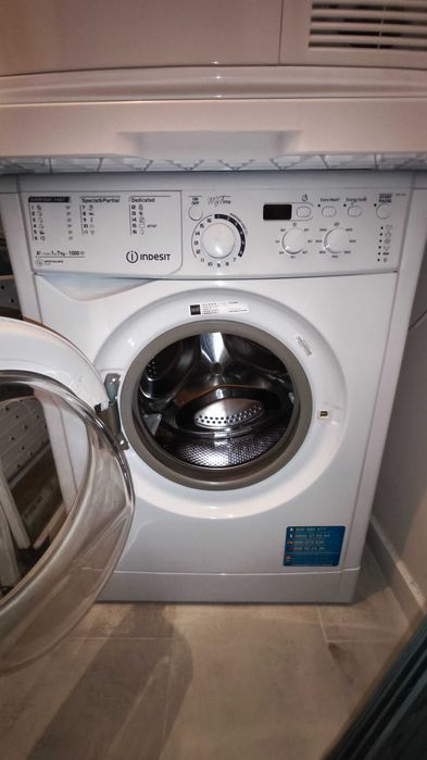 Продавам пералня Indesit