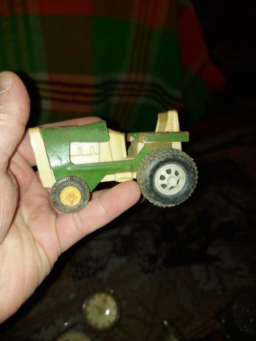 Два броя тигани и менче