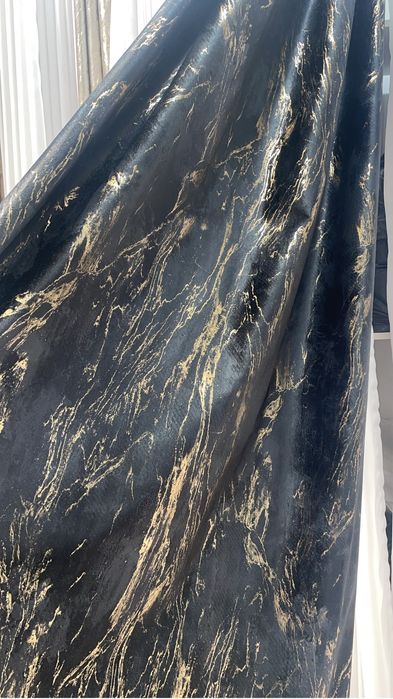 Draperie neagra cu insertii aurii si efect metalic 5m