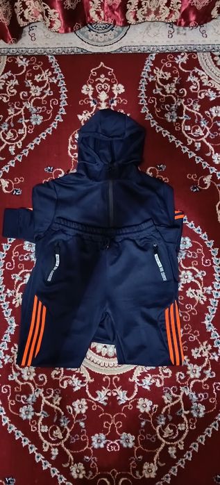 Продаеться спортивный костюм
