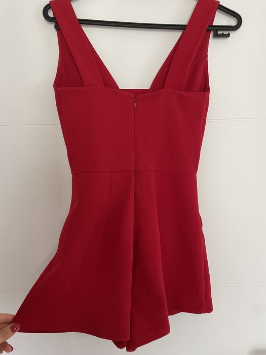 Червен гащеризон