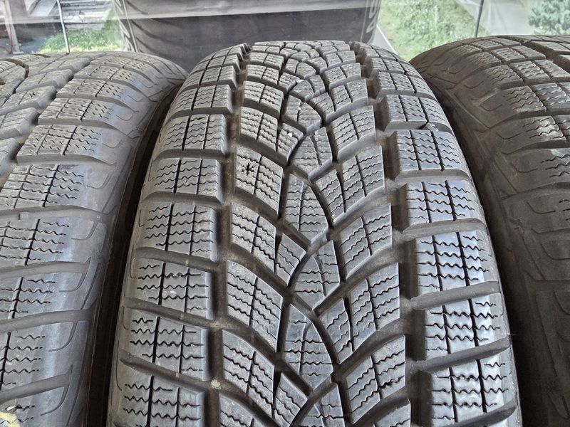 225/60/18 Goodyear 4бр
