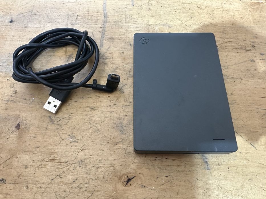 Hdd portabil toshiba 1tb de culoare negru mat inchis